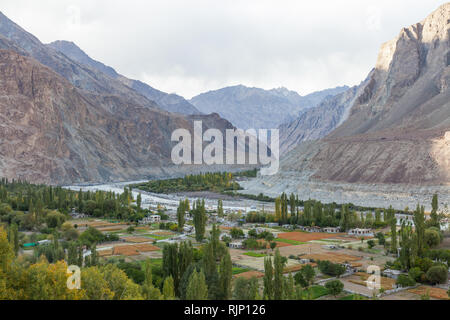 Herbstliche Landschaft von Turtuk Dorf im Nubra Tal (teilweise entlang des Flusses Shyok) in der Nähe der Linie der 22.9.2002, Ladakh, Jammu und Kaschmir, Indien Stockfoto