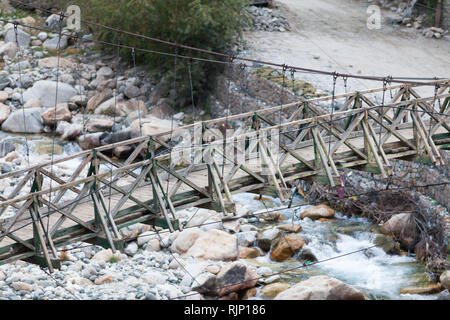 Hölzerne Brücke in Turtuk Dorf im Nubra Tal (teilweise entlang Shyok Fluss entfernt) in der Nähe der Linie der 22.9.2002, Ladakh, Jammu und Kaschmir, Indien Stockfoto