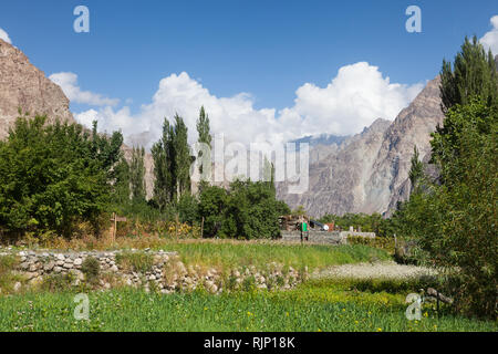 Die schöne Landschaft der Turtuk Dorf im Nubra Tal (teilweise entlang Shyok Fluss entfernt) in der Nähe der Linie der 22.9.2002, Ladakh, Jammu und Kaschmir, Indien Stockfoto