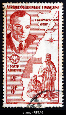 Französisch Westafrika - ca. 1947: einen Stempel in Frankreich gedruckt zeigt, Antoine de Saint-Exupery, Karte und Eingeborene, ca. 1947 Stockfoto