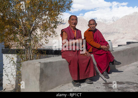 Zwei Mönche in Diskit Kloster (auch bekannt als diskit Gompa oder Deskit Gompa), Nubra Valley, Ladakh, Jammu und Kaschmir, Indien Stockfoto