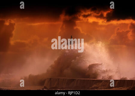 Grossen Sturm wave gegen Leuchtturm von Vila do Conde, nördlich von Portugal (Enhanced sky), bei Sonnenuntergang Stockfoto