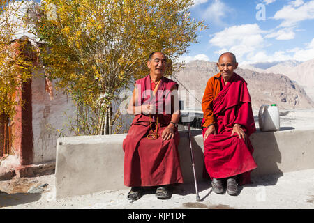 Zwei Mönche in Diskit Gompa (auch bekannt als Deskit Gompa), Nubra Valley, Ladakh, Jammu und Kaschmir, Indien Stockfoto