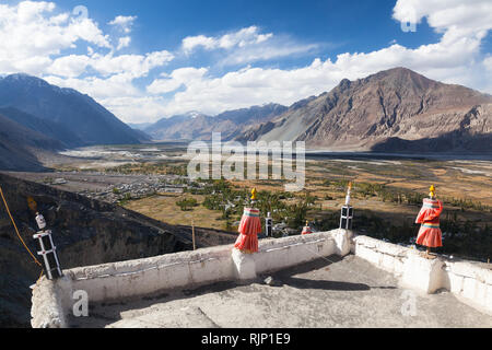 Dhvajas (Sieg Banner) in Diskit Gompa (auch bekannt als Deskit Gompa) und Nubra Valley, Ladakh, Jammu und Kaschmir, Indien anzeigen Stockfoto