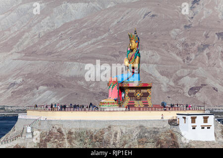 Große Statue des Jampa (Maitreya) Buddha in der Nähe von diskit Gompa (auch bekannt als Deskit Gompa), Nubra Valley, Ladakh, Jammu und Kaschmir, Indien Stockfoto