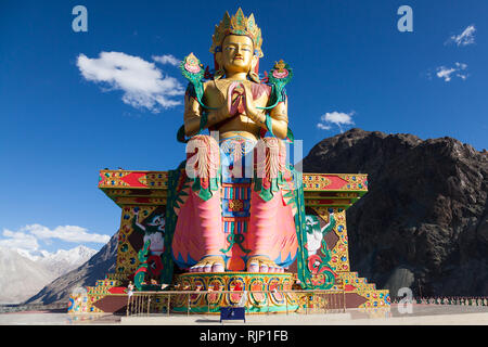 Beeindruckende Statue von Jampa (Maitreya) Buddha in der Nähe von diskit Gompa (auch bekannt als Deskit Gompa), Nubra Valley, Ladakh, Jammu und Kaschmir, Indien Stockfoto