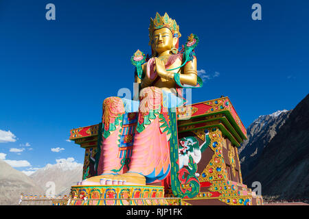 Große Statue des Jampa (Maitreya) Buddha in der Nähe von diskit Gompa (auch bekannt als Deskit Gompa), Nubra Valley, Ladakh, Jammu und Kaschmir, Indien Stockfoto