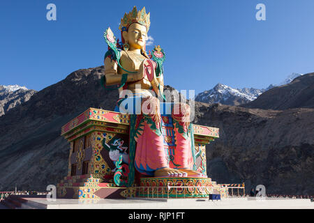 Große Statue des Jampa (Maitreya) Buddha in der Nähe von diskit Gompa (auch bekannt als Deskit Gompa), Nubra Valley, Ladakh, Jammu und Kaschmir, Indien Stockfoto