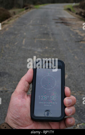 Die modernen Smartphone enthält einen Kompass und GPS, was sehr praktisch ist, wenn Sie die Straßen zurück. Stockfoto