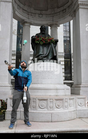 Ein Mann der Praxis juggling skills vor der William Cullen Bryant Memorial im Bryant Park. Midtown Manhattan, New York City.NY USA Stockfoto