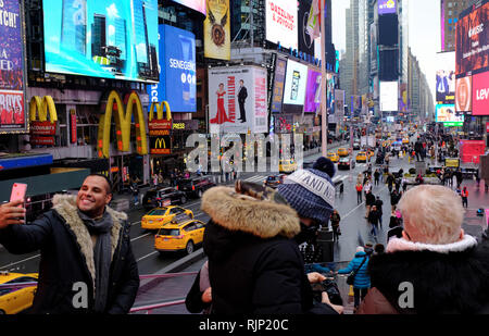 Eine touristische selfies in Times Square Manhattan, New York City, USA. Stockfoto