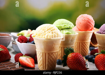 Satz von Eis Kugeln in verschiedenen Farben und Geschmacksrichtungen mit Beeren, Nüssen und Früchten und Vanille Stockfoto