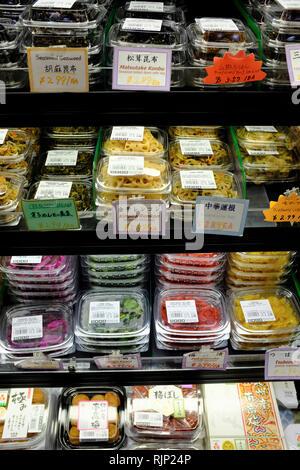 Traditionelle Japanische eingelegtes Gemüse für den Verkauf in Mitsuwa Marktplatz, einem Japanischen Lebensmittelgeschäft und Food Court in Fort Lee. New Jersey. USA Stockfoto