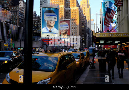 Am späten Nachmittag rush hour Zeit an der 7. Avenue in der Nähe von Penn Station und Madison Square Garden Manhattan, New York City, New York, USA. Stockfoto