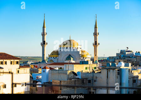 Herrliche Aussicht auf die schöne Moschee von Jesus Christus leuchtet bei Sonnenuntergang in Madaba, Jordanien. Stockfoto