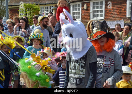 Ostern Motorhauben, wettbewerbsfähige Murmeln und ein Maibaum, in der Karfreitag Feiern im Battle, East Sussex, England, Großbritannien Stockfoto