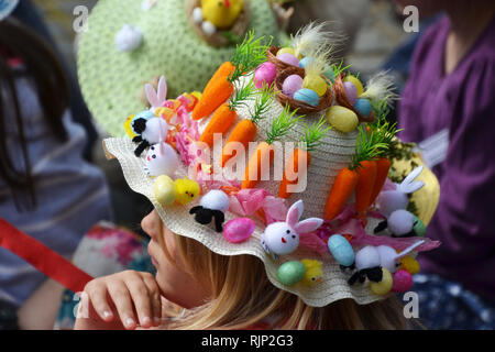 Ostern Motorhauben, wettbewerbsfähige Murmeln und ein Maibaum, in der Karfreitag Feiern im Battle, East Sussex, England, Großbritannien Stockfoto