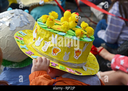 Ostern Motorhauben, wettbewerbsfähige Murmeln und ein Maibaum, in der Karfreitag Feiern im Battle, East Sussex, England, Großbritannien Stockfoto