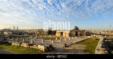 Tolle Aussicht auf den schönen Palast der Umayyaden in der Zitadelle von Amman, Jordanien. Der umayyaden Palast ist ein großes palastartigen Komplex aus der Omaijaden-periode. Stockfoto