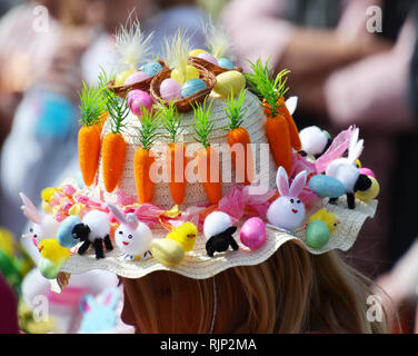 Ostern Motorhauben, wettbewerbsfähige Murmeln und ein Maibaum, in der Karfreitag Feiern im Battle, East Sussex, England, Großbritannien Stockfoto