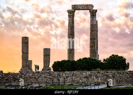 Zwei Mädchen Unternehmen selfies vor einigen herrlichen Spalten in der Zitadelle von Amman während des Sonnenuntergangs. Stockfoto