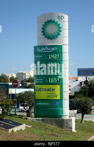 Der Preis für Benzin Benzin beim BP Benzin Gas Bahnhof In Albufeira Februar 2019 Stockfoto