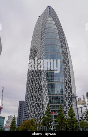 Mode Gakuen Cocoon Tower ist ein 204 Meter (669 ft), 50-stöckigen Bildungseinrichtung im Nishi-Shinjuku Bezirk in Shinjuku, Tokyo, Japan. Stockfoto