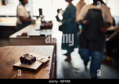 Leckere Schokolade brownie bereit für den Dienst auf einem Cafe Zähler Stockfoto