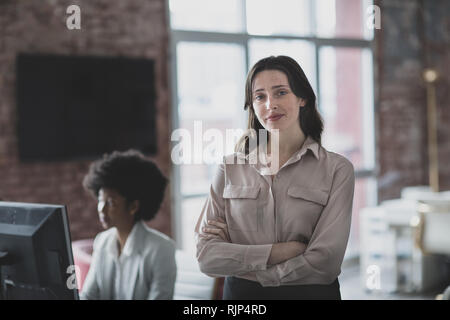 Portrait der Unternehmerin in einem Büro arbeiten Stockfoto