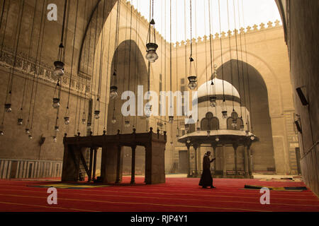 Ein Gebet Liest den Koran an der Mosque-Madrassa der Sultan Hassan in Kairo, Ägypten. Stockfoto