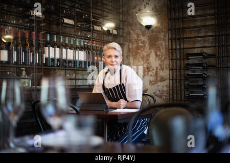 Portrait von Frau Koch und Restaurantbesitzer Stockfoto