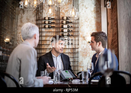 Führungskräfte mit einem Mittagessen in einem Restaurant Stockfoto