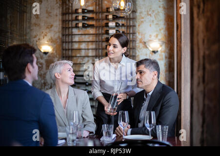 Kellnerin, Aufträge in einem Restaurant Stockfoto
