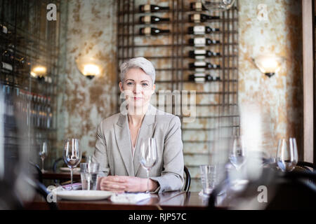 Portrait der Unternehmerin in einem Restaurant Stockfoto