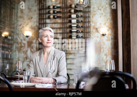 Erfolgreiche Geschäftsfrau Denken in einem Restaurant Stockfoto