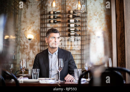Unternehmer denken in einem Restaurant Stockfoto