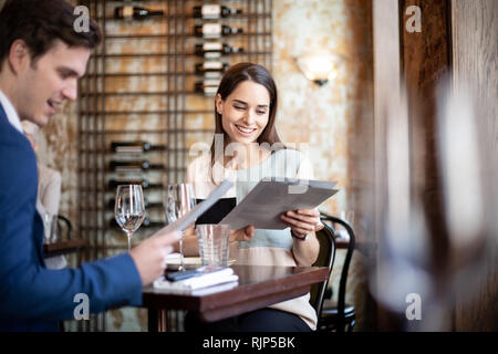 Paar mit einem Essen in einem Restaurant Stockfoto