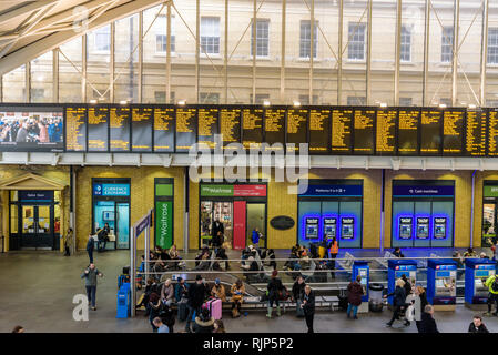 London, England. Januar 2018, Menschen pendeln in King's Cross Bahnhof, einem großen Londoner Bahn Endstation. Stockfoto