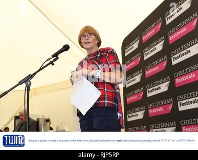 Die David Vaisey Preis für Bibliotheken Präsentation mit Alan Bennett am Cheltenham Literatur Festival - Anne Robinson - Sonntag, 8. Oktober Stockfoto