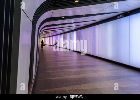 London, England. Januar 2018. King's Cross Tunnel mit LED-Licht geschwungene entlang unterirdischen Gang zwischen King's Cross und St. Pancras. Stockfoto