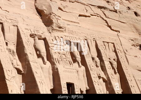 Ein Foto der Tempel der Hathor und Nefertari, auch als der kleine Tempel bekannt. Der Tempel wurde etwa hundert Meter nordöstlich der Tempel des Pharao Ramses II. erbaut und der Göttin Hathor und Chief Ramses II Consort, Nefertari, ca. 1255 v. Chr. gewidmet. Nefertari, auch als Nefertari Meritmut bekannt, eine ägyptische Königin wurde und die erste der Großen Königlichen Frauen (oder Principal Frauen) von Ramses des Großen. Stockfoto