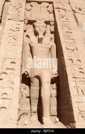 Ein Foto der Tempel der Hathor und Nefertari, auch als der kleine Tempel bekannt. Der Tempel wurde etwa hundert Meter nordöstlich der Tempel des Pharao Ramses II. erbaut und der Göttin Hathor und Chief Ramses II Consort, Nefertari, ca. 1255 v. Chr. gewidmet. Nefertari, auch als Nefertari Meritmut bekannt, eine ägyptische Königin wurde und die erste der Großen Königlichen Frauen (oder Principal Frauen) von Ramses des Großen. Stockfoto