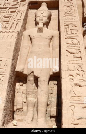 Ein Foto der Tempel der Hathor und Nefertari, auch als der kleine Tempel bekannt. Der Tempel wurde etwa hundert Meter nordöstlich der Tempel des Pharao Ramses II. erbaut und der Göttin Hathor und Chief Ramses II Consort, Nefertari, ca. 1255 v. Chr. gewidmet. Nefertari, auch als Nefertari Meritmut bekannt, eine ägyptische Königin wurde und die erste der Großen Königlichen Frauen (oder Principal Frauen) von Ramses des Großen. Stockfoto