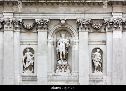 Detail der Fassade der barocken Kirche Santa Maria della Salute in Venedig, Italien, mit drei der zahlreichen Statuen Dekoration der Fassaden Stockfoto