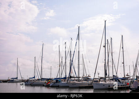 Schiffe an Nida Ferienort in der Nähe von Klaipeda Neringa auf der Ostsee in der Kurischen Nehrung in Litauen. Litauen, Nida. August 2018. Stockfoto