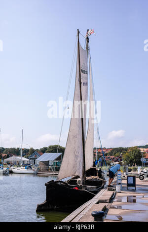 Schiffe an Nida Ferienort in der Nähe von Klaipeda Neringa auf der Ostsee in der Kurischen Nehrung in Litauen. Litauen, Nida. August 2018. Stockfoto