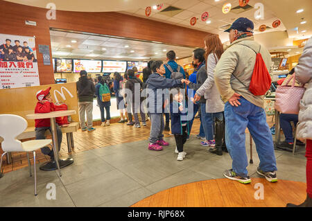 Hongkong - Januar 27, 2016: die Menschen Schlange an einem McDonalds's in Hongkong. McDonald's ist eine US-amerikanische Hamburger und Fast Food Restaurant kette. Stockfoto