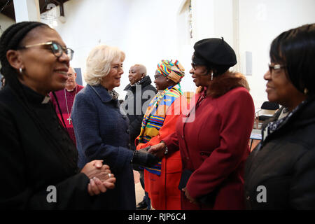 Die Herzogin von Cornwall spricht mit Menschen vor Ort bei einem Besuch in St. John's Angell Stadt Kirche und St. John's Angell Stadt Kirche von England Grundschule, in Brixton, London, mit lokale Gruppen zu treffen und neue Bibliothek der Schule öffnen. Stockfoto