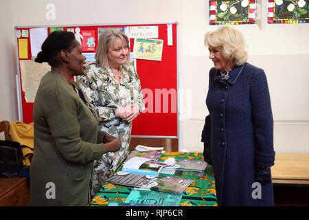 Die Herzogin von Cornwall spricht mit Menschen vor Ort bei einem Besuch in St. John's Angell Stadt Kirche und St. John's Angell Stadt Kirche von England Grundschule, in Brixton, London, mit lokale Gruppen zu treffen und neue Bibliothek der Schule öffnen. Stockfoto