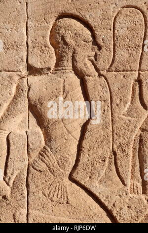 Ein Foto der Abu Simbel Tempel in Nubien, in Ägypten, in der Nähe der Grenze zum Sudan. Der Komplex ist ein UNESCO-Weltkulturerbe. Der Tempel stammt aus dem 13. Jahrhundert v. Chr., während der 19. Dynastie Herrschaft des Pharao Ramses II. Es ist ein Denkmal an den König und erinnert an seinen Sieg in der Schlacht von Kadesch. Der Komplex wurde in seiner Gesamtheit in 1968 unter der Aufsicht einer polnischen Archäologen verlegt, Kazimierz Michalowski, auf einem künstlichen Hügel aus ein Kuppelbau, hoch über dem Assuan Staudamm Stausee. Stockfoto